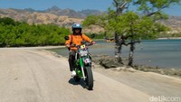 Sehari-hari, ia berkeliling mengendarai motor trail untuk menemui nasabah.