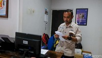 Mantri BRI unit Wini, Adrianus Oematan di kantornya. Tugas Mantri BRI bukan saja memberikan pinjaman kredit Usaha Rakyat (KUR) dan Kredit Komersial tetapi juga memberikan edukasi dan literasi keuangan secara digital.