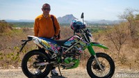 Mantri BRI unit Wini, Adrianus Oematan berpose dengan motor trail yang menjadi kendaraan dinasnya. Bagi Adrianus, mengajak warga melek literasi keuangan adalah tantangan baginya karena masyarakat di Wini dan sekitar Kecamatan Insana Utara belum begitu melek teknologi serta literasi keuangan.