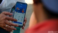 Adrianus dengan fasih menjelaskan aplikasi BRImo. Sebagai informasi, detikcom bersama BRI mengadakan program Tapal Batas yang mengulas perkembangan ekonomi, infrastruktur, hingga wisata di beberapa wilayah terdepan Indonesia. Untuk mengetahui informasi dari program ini ikuti terus berita tentang Tapal Batas di tapalbatas.detik.com