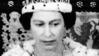 Ratu Elizabeth II selama pembukaan parlemen kenegaraan di London pada tahun 1966.  