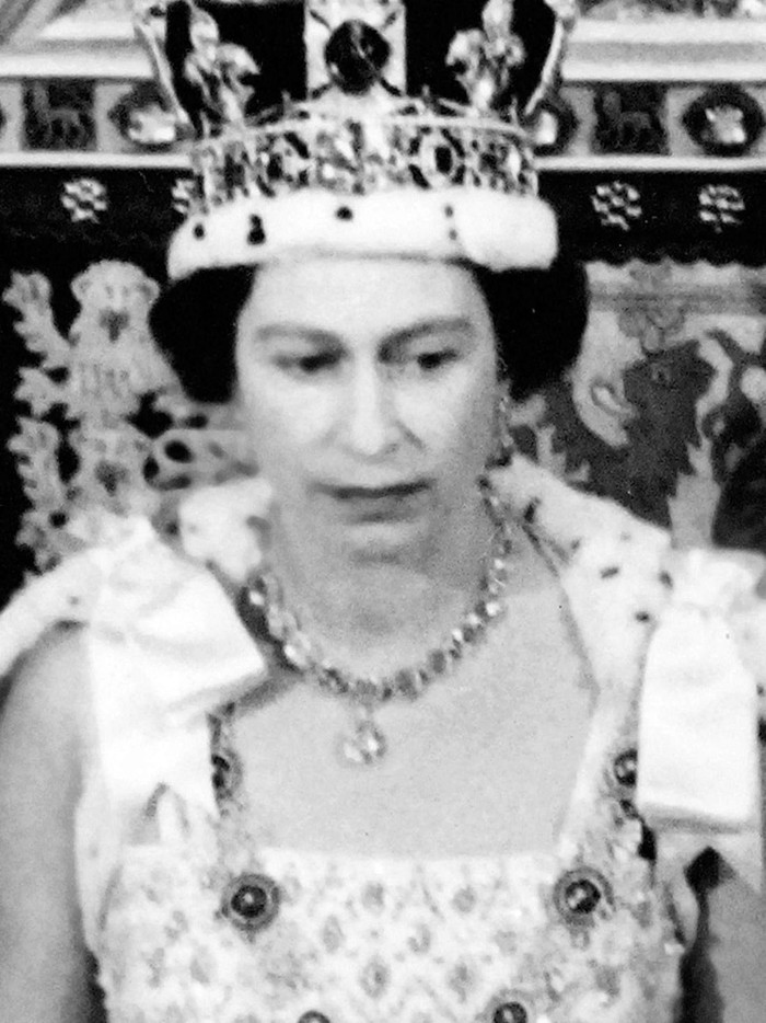 Potret Ratu Elizabeth II Dalam Setiap Dekade A combination of pictures created in London on August 17, 2018 shows portraits of Britain's Queen Elizabeth II in every decade of her reign: (top L-R) posing for an official portrait in 1953, during the state opening of parliament in London in 1966, posing for an official portrait in 1972, posing for an official portrait in 1987, (bottom L-R) on a visit to Paris in 1992, speaking during a State Visit to Singapore in 2006, during the state opening of parliament in London in 2013 and during the state opening of parliament in London in 2021. - Queen Elizabeth II, the longest-serving monarch in British history and an icon instantly recognisable to billions of people around the world, has died aged 96, Buckingham Palace said on September 8, 2022. Her eldest son, Charles, 73, succeeds as king immediately, according to centuries of protocol, beginning a new, less certain chapter for the royal family after the queen's record-breaking 70-year reign. (Photo by AFP) (Photo by JOEL ROBINE,JONATHAN DRAKE,TOBY MELVILLE,CHRIS JACKSON/AFP via Getty Images)