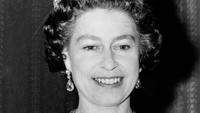 Ratu Elizabeth II berpose untuk potret resmi pada tahun 1972.  