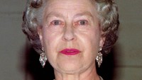 Ratu Elizabeth II saat berkunjung ke Paris pada tahun 1992.  