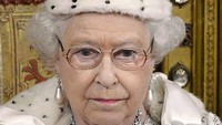Ratu Elizabeth II saat pembukaan parlemen kenegaraan di London pada tahun 2013.  