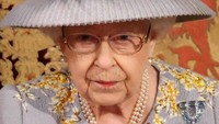 Pakaian Ratu Elizabeth II saat menghadiri acara publik didata secara khusus. Jarak waktu pengulangan baju yang sama diatur, sehingga publik tak menyadari Ratu Inggris tersebut memakai baju lama. Foto: AFP/Getty Images