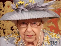 Pakaian Ratu Elizabeth II saat menghadiri acara publik didata secara khusus. Jarak waktu pengulangan baju yang sama diatur, sehingga publik tak menyadari Ratu Inggris tersebut memakai baju lama. Foto: AFP/Getty Images