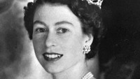 Ratu Elizabeth II berpose untuk potret resmi pada tahun 1953.  