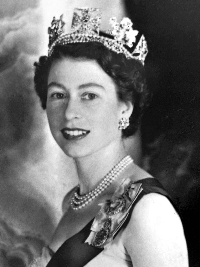 Potret Ratu Elizabeth II Dalam Setiap Dekade A combination of pictures created in London on August 17, 2018 shows portraits of Britain's Queen Elizabeth II in every decade of her reign: (top L-R) posing for an official portrait in 1953, during the state opening of parliament in London in 1966, posing for an official portrait in 1972, posing for an official portrait in 1987, (bottom L-R) on a visit to Paris in 1992, speaking during a State Visit to Singapore in 2006, during the state opening of parliament in London in 2013 and during the state opening of parliament in London in 2021. - Queen Elizabeth II, the longest-serving monarch in British history and an icon instantly recognisable to billions of people around the world, has died aged 96, Buckingham Palace said on September 8, 2022. Her eldest son, Charles, 73, succeeds as king immediately, according to centuries of protocol, beginning a new, less certain chapter for the royal family after the queen's record-breaking 70-year reign. (Photo by AFP) (Photo by JOEL ROBINE,JONATHAN DRAKE,TOBY MELVILLE,CHRIS JACKSON/AFP via Getty Images)