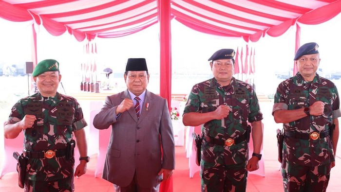 Momen kebersamaan Menhan Prabowo Subianto dan 3 Kepala Staf TNI di  acara penetapan Komponen Cadangan TNI 2022 di Batujajar, Bandung Barat, Jawa Barat, Kamis (8/9/2022).