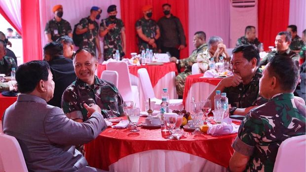 Momen kebersamaan Menhan Prabowo Subianto dan 3 Kepala Staf TNI di acara penetapan Komponen Cadangan TNI 2022 di Batujajar, Bandung Barat, Jawa Barat, Kamis (8/9/2022).