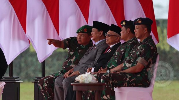 Momen kebersamaan Menhan Prabowo Subianto dan 3 Kepala Staf TNI di acara penetapan Komponen Cadangan TNI 2022 di Batujajar, Bandung Barat, Jawa Barat, Kamis (8/9/2022).