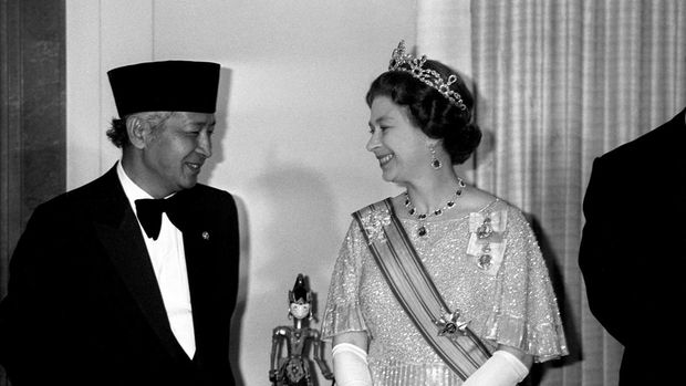 Presiden Indonesia Soeharto, bersama Ratu Elizabeth II pada saat kedatangannya di Claridges Hotel, London pada 15 November 1979. (Photo by PA Images via Getty Images)