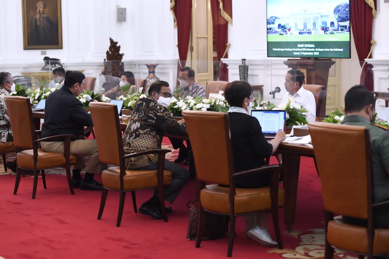 Presiden Joko Widodo menggelar rapat tertutup di Istana Kepresidenan Jakarta. (Foto: Lukas - Biro Pers Sekretariat Presiden)