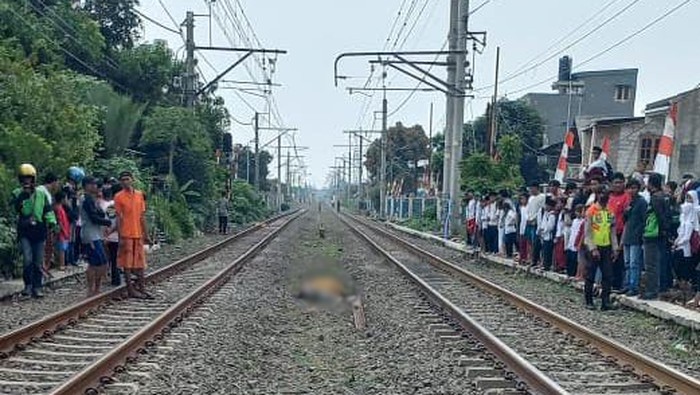 Pria tewas tertemper kereta di Jakbar