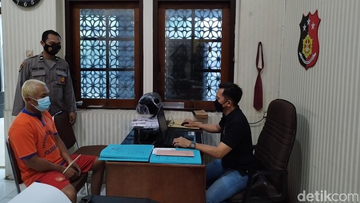 Pria yang menghajar emak-emak di Gresik mengaku sakit hati dipanggil rambut api