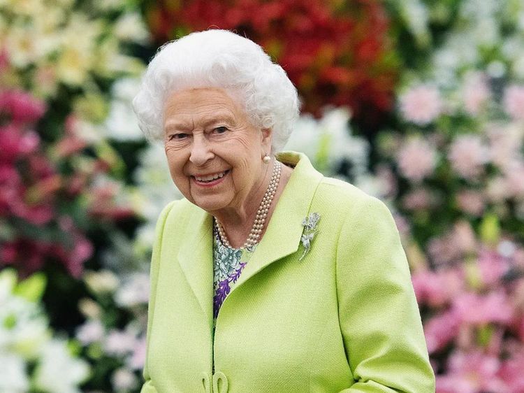 5 Potret Terakhir Ratu Elizabeth II Tampil di Publik, Kurus-Tangan Ungu