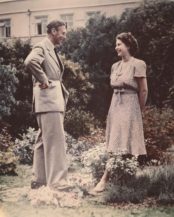 Putri Elizabeth bersama sang ayah Raja George VI di sebuah taman pada 8 Juli 1946. Foto: (Getty Images/Topical Press Agency) Putri Elizabeth bersama sang ayah Raja George VI di sebuah taman pada 8 Juli 1946. Foto: (Getty Images/Topical Press Agency)