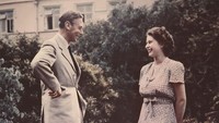 Putri Elizabeth bersama sang ayah Raja George VI di sebuah taman pada 8 Juli 1946. Foto: (Getty Images/Topical Press Agency)
