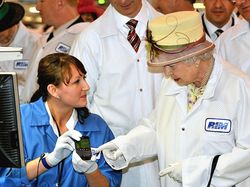 Ketika Ratu Elizabeth II Kagumi BlackBerry Si Raja Smartphone