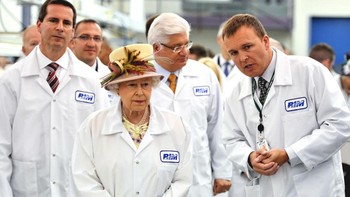 Dalam kunjungannya ke Kanada pada tahun 2010, Ratu Elizabeth II mengunjungi pabrik BlackBerry yang berlokasi di Waterloo. Kala itu, BlackBerry masih bernama Research in Motion (RIM). Foto: Getty Images