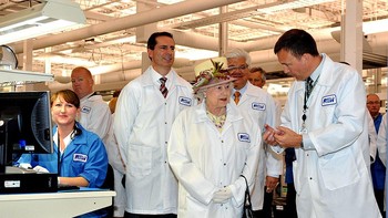 Ratu Elizabeth II mendengarkan penjelasan dari Gareth Hughes yang saat itu adalah  Director of Manufacturing RIM. Foto: Getty Images