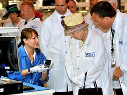 Ketika Ratu Elizabeth II Kagumi BlackBerry Si Raja Smartphone