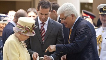 Co CEO RIM saat itu, Mike Lazaridis, menjelaskan fitur di BlackBerrt bersama walikota Ontario, Dalton McGunty. Sang ratu memang dikenal senang mengikuti dan mengimpelentasikan perkembangan pesat teknologi. Foto: Getty Images