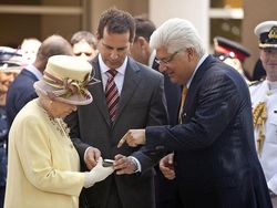 Ketika Ratu Elizabeth II Kagumi BlackBerry Si Raja Smartphone