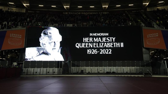 The big screen displays a message in memoriam following the announcement of the death of Queen Elizabeth II, before the UEFA Europa Conference League Group B match at the London Stadium, London. Picture date: Thursday September 8, 2022. (Photo by Zac Goodwin/PA Images via Getty Images)