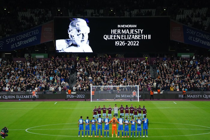 The players line up as the big screen displays a message in memoriam following the announcement of the death of Queen Elizabeth II, before the UEFA Europa Conference League Group B match at the London Stadium, London. Picture date: Thursday September 8, 2022. (Photo by Zac Goodwin/PA Images via Getty Images)