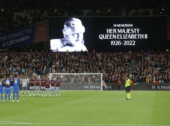 LONDON, ENGLAND - SEPTEMBER 08: A minutes silence for Her Majesty Queen Elizabeth II during the UEFA Europa Conference League group B match between West Ham United and FCSB at London Stadium on September 8, 2022 in London, United Kingdom. (Photo by Rob Newell - CameraSport via Getty Images)