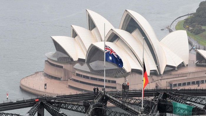 Ratu Elizabeth II, Bendera Setengah Tiang Berkibar di Sydney SYDNEY, AUSTRALIA - SEPTEMBER 09: A portrait of Queen Elizabeth II is displayed at St. Andrew's Cathedral on September 09, 2022 in Sydney, Australia. Queen Elizabeth II died at Balmoral Castle in Scotland aged 96 on September 8, 2022, and is survived by her four children, Charles, Prince of Wales, Anne, Princess Royal, Andrew, Duke Of York and Edward, Duke of Wessex. Elizabeth Alexandra Mary Windsor was born in Bruton Street, Mayfair, London on 21 April 1926. She married Prince Philip in 1947 and acceded the throne of the United Kingdom and Commonwealth on 6 February 1952 after the death of her Father, King George VI. Queen Elizabeth II was the United Kingdom's longest-serving monarch. (Photo by Mark Metcalfe/Getty Images)