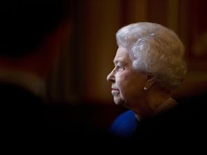 HP Ratu Elizabeth Cuma Bisa Ditelepon 2 Orang, Siapa Saja?