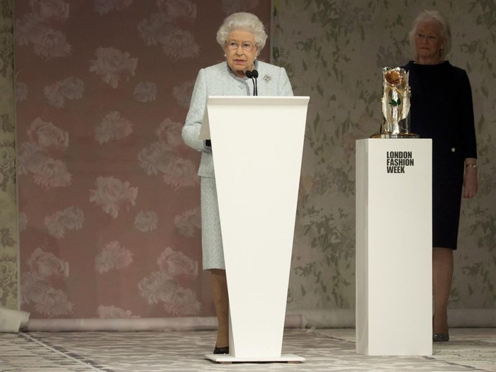 Ratu Elizabeth II di London Fashion Week Queen Elizabeth II delivers a speech, watched by Angela Kelly, before presenting the inaugural Queen Elizabeth II Award for British Design to Richard Quinn following his Autumn/Winter 2018 London Fashion Week show at BFC Showspace, London. PRESS ASSOCIATION. Picture date: Tuesday February 20, 2018. Photo credit should read: Isabel Infantes/PA Wire (Photo by Isabel Infantes/PA Images via Getty Images)