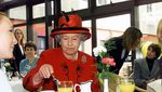 Doyan Makan Manis, Ini Momen Mendiang Ratu Elizabeth II saat Ngemil Kue
