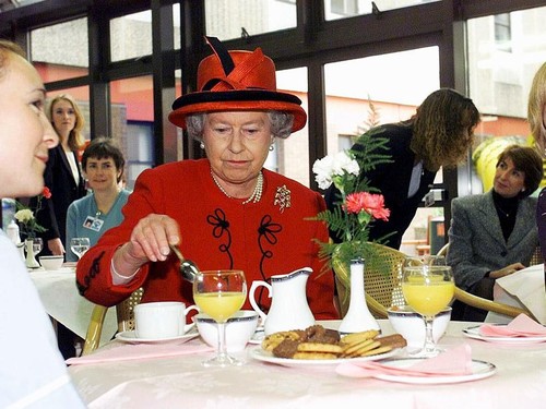 Ratu Elizabeth II doyan makan kue