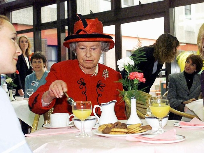 Ratu Elizabeth II doyan makan kue