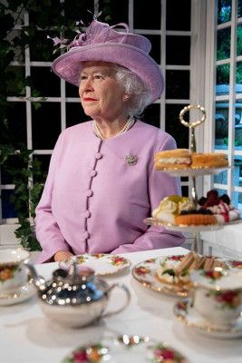 Ratu Elizabeth II doyan makan kue