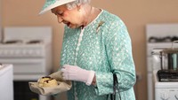 Pasti banyak foto-foto yang berseliweran yang memperlihatkan Sang Ratu tengah menggenggam sepotong kue, seperti pada foto ini. Foto: Getty Images