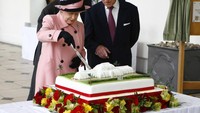 Ini adalah momen ulang tahun mendiang Ratu Elizabeth II. Ia diberi kue berukuran besar dan beginilah momen saat Sang Ratu memotong. Foto: Getty Images