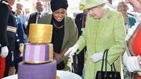 Ratu Elizabeth II juga sering dihadiahi kue oleh banyak orang. Ini momennya saat ia dibuatkan kue tiga tingkat oleh seorang wanita di Inggris. Foto: Getty Images