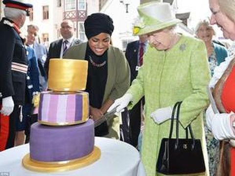 Ratu Elizabeth II doyan makan kue