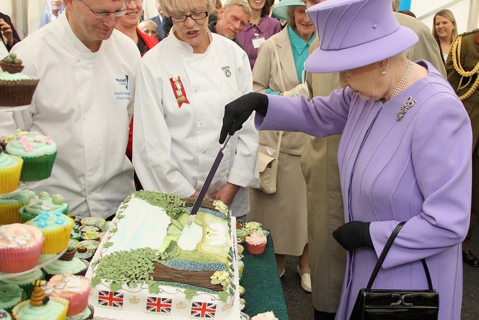 Ratu Elizabeth II doyan makan kue Ratu Elizabeth II doyan makan kue