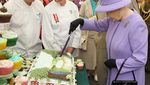 Doyan Makan Manis, Ini Momen Mendiang Ratu Elizabeth II saat Ngemil Kue
