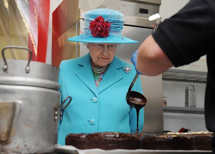 Ratu Elizabeth II doyan makan kue