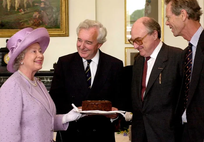 Ratu Elizabeth II doyan makan kue
