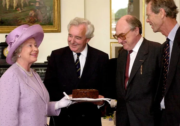 Ratu Elizabeth II doyan makan kue Ratu Elizabeth II doyan makan kue