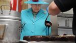 Doyan Makan Manis, Ini Momen Mendiang Ratu Elizabeth II saat Ngemil Kue