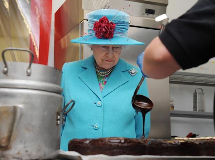 Doyan Makan Manis, Ini Momen Mendiang Ratu Elizabeth II saat Ngemil Kue